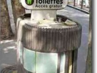 Where can I find public toilets in Paris?